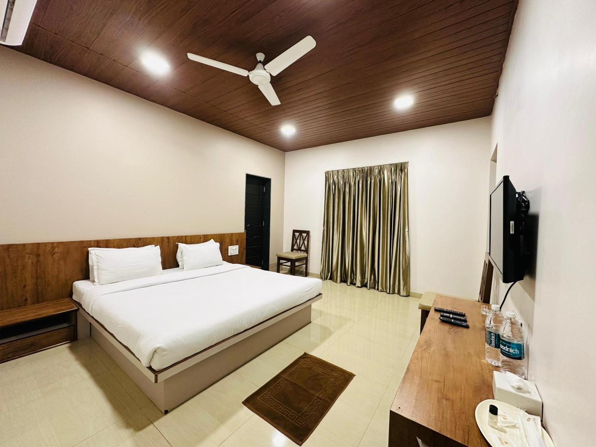 Hotel Grand Indu, 3 Star โกลฮาปูร์ ภายนอก รูปภาพ
